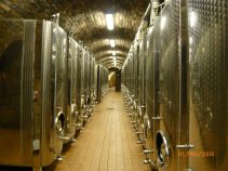 Obrovské tanky na víno ve sklepích Vinařství u Kapličky